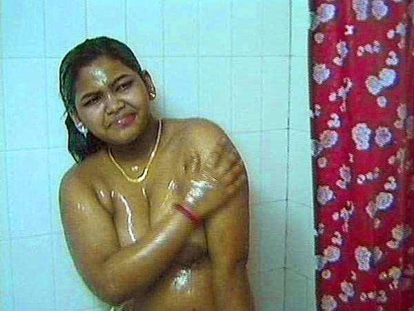 Süßes indisches Mädchen spielt mit großem Schwanz
 #75571284