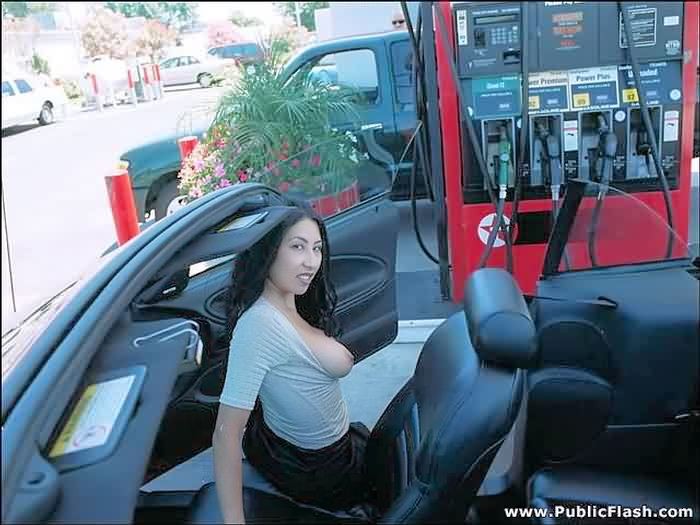 Busty asiatico lampeggia le sue grandi tette al bar del gas
 #78924542