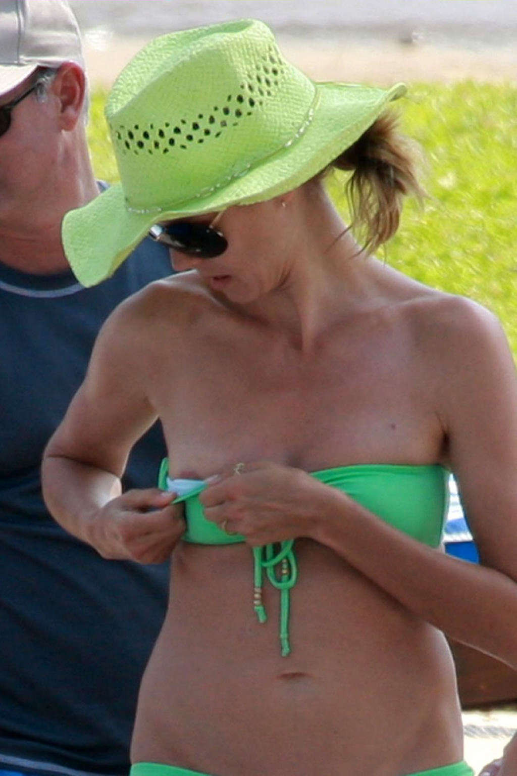 Heidi klum che mostra il suo corpo e il suo culo sexy nel suo bikini verde #75375441