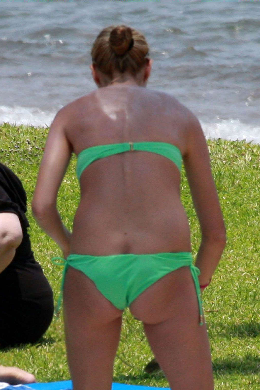 Heidi Klum showing her body and sexy ass in her green bikini #75375446