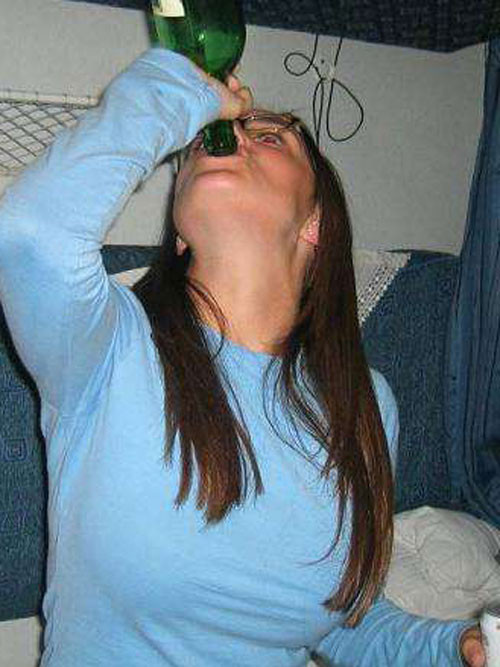 Chica universitaria borracha desmayada mostrando sus tetas amateurs alegres
 #68305433