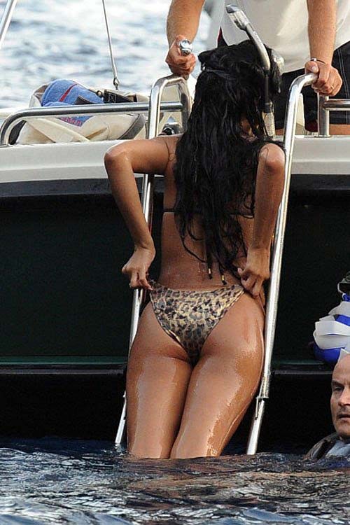 Rihanna en bikini de leopardo navegando y mojándose
 #75255798