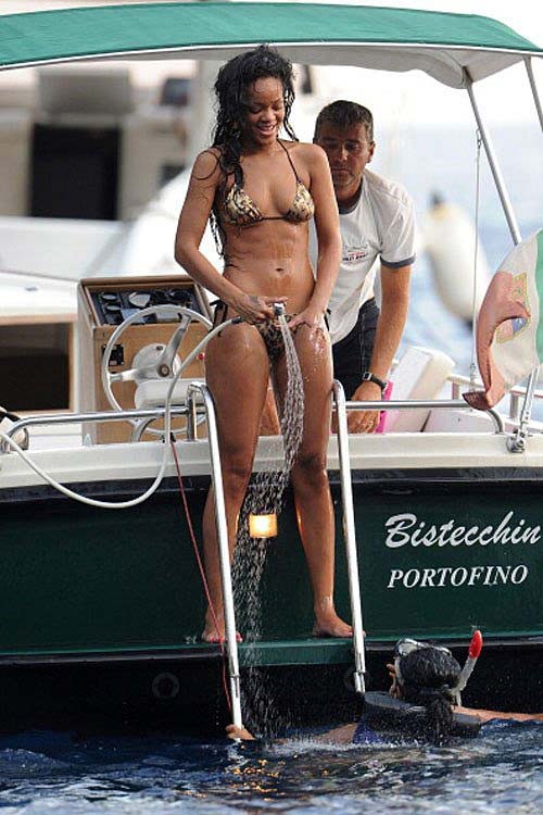 Rihanna en bikini de leopardo navegando y mojándose
 #75255806