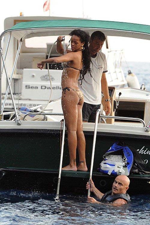 Rihanna en bikini de leopardo navegando y mojándose
 #75255812