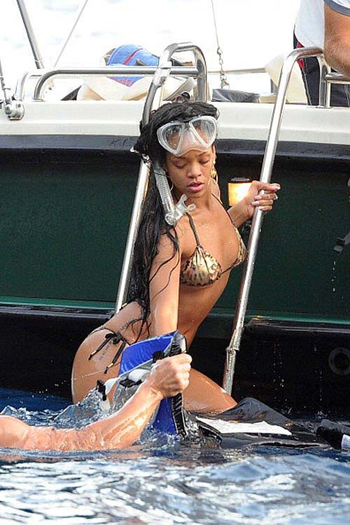 Rihanna en bikini de leopardo navegando y mojándose
 #75255818