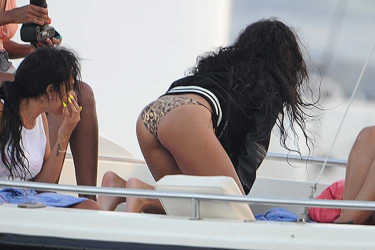 Rihanna en bikini de leopardo navegando y mojándose
 #75255822