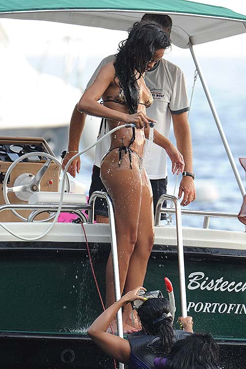 Rihanna en bikini de leopardo navegando y mojándose
 #75255832