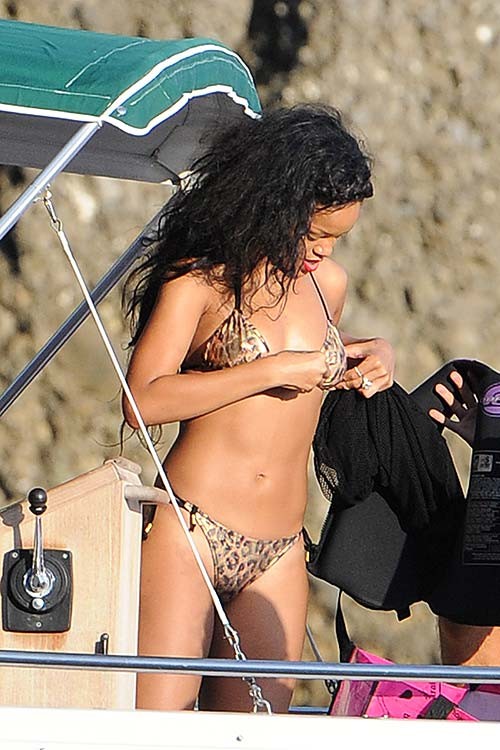 Rihanna en bikini de leopardo navegando y mojándose
 #75255839