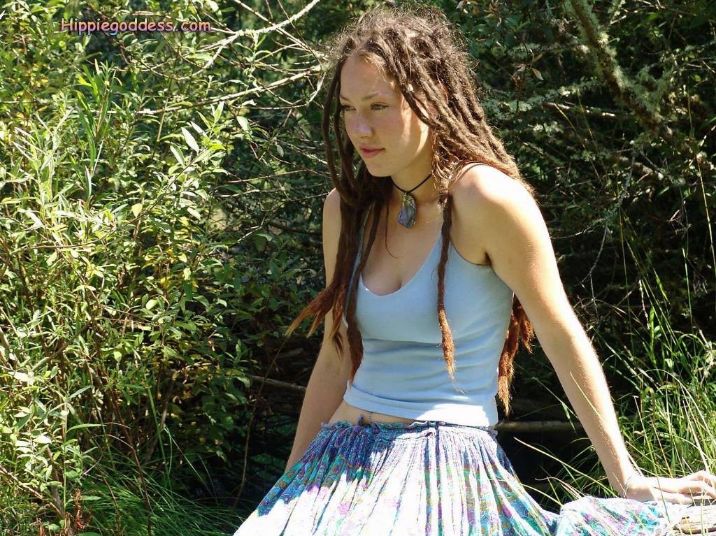 Behaarte Hippie-Göttin genießt das Nacktsein im Freien
 #77326645