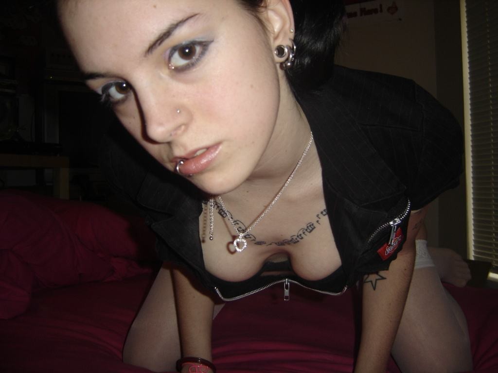 Tattooed and pierced amateur teen emo girlfriend in homemade pix #79047350