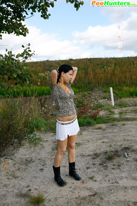 Une adorable jeune brune surprise en train de pisser en plein air.
 #78693193