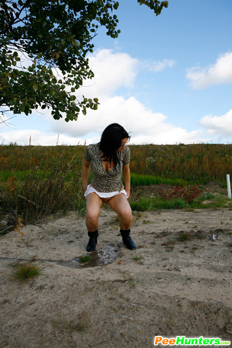 Une adorable jeune brune surprise en train de pisser en plein air.
 #78693253