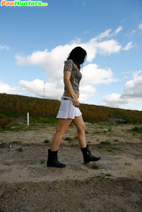 Une adorable jeune brune surprise en train de pisser en plein air.
 #78693275