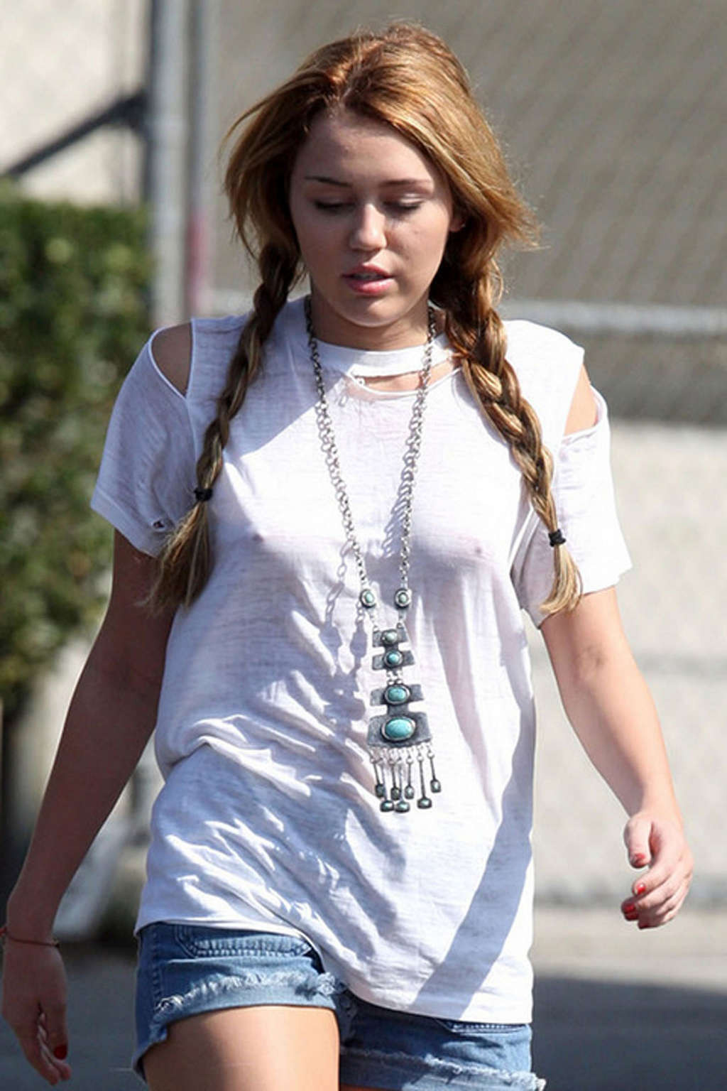 Miley Cyrus exposant ses jambes sexy en short et ses tétons durs dans la rue
 #75330186