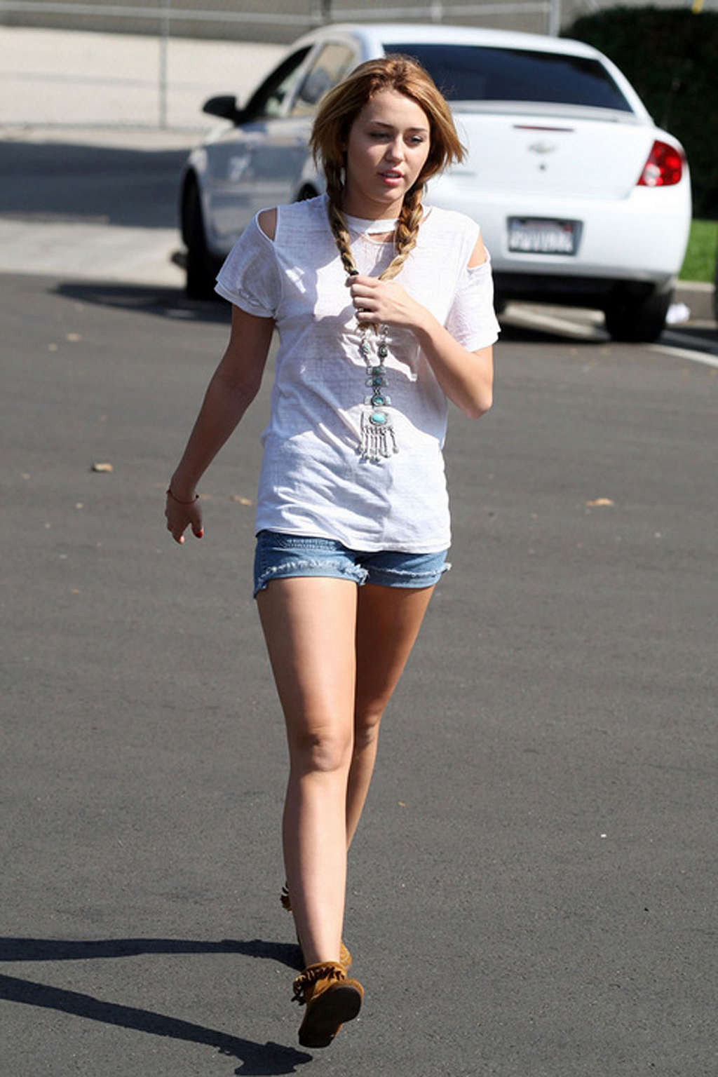 Miley Cyrus exposant ses jambes sexy en short et ses tétons durs dans la rue
 #75330213
