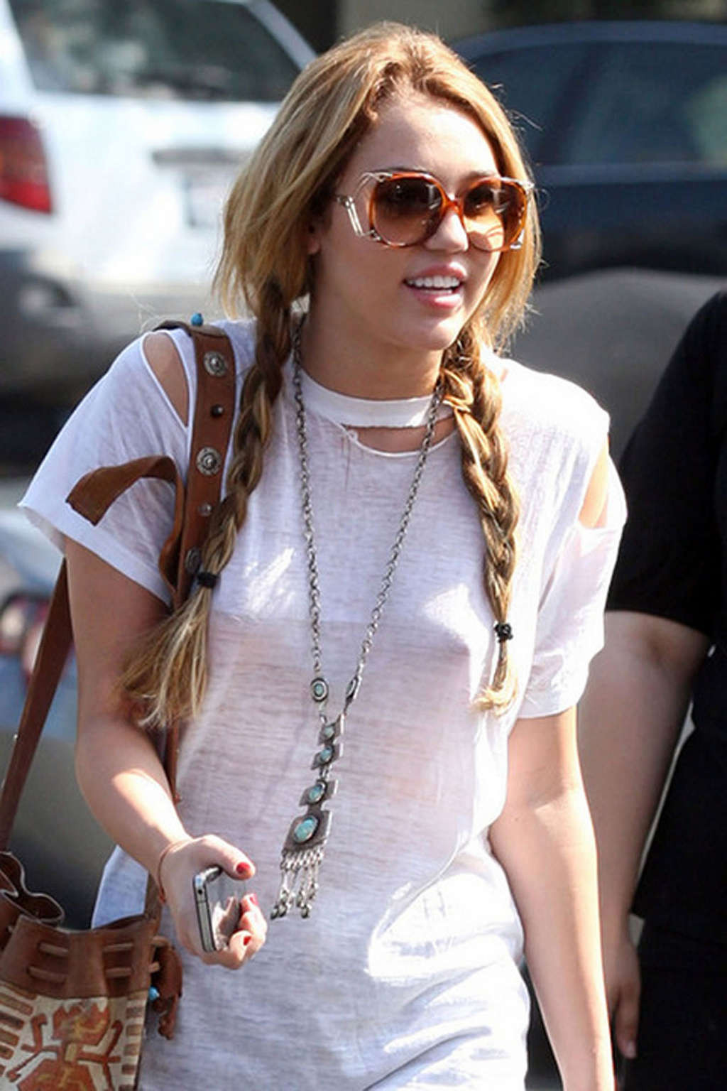 Miley cyrus exponiendo piernas sexys en shorts y pezones duros en la calle
 #75330220