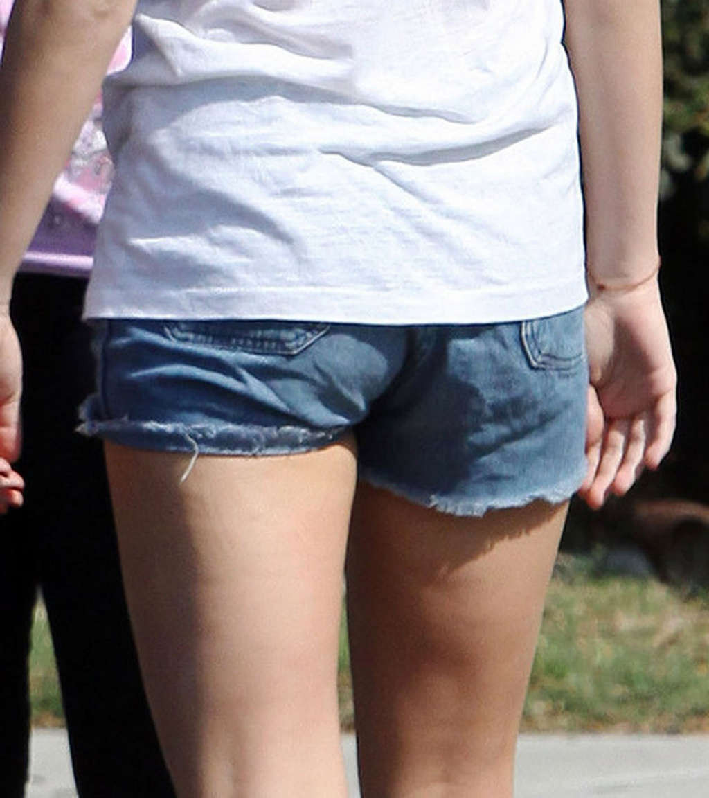 Miley Cyrus exposant ses jambes sexy en short et ses tétons durs dans la rue
 #75330249