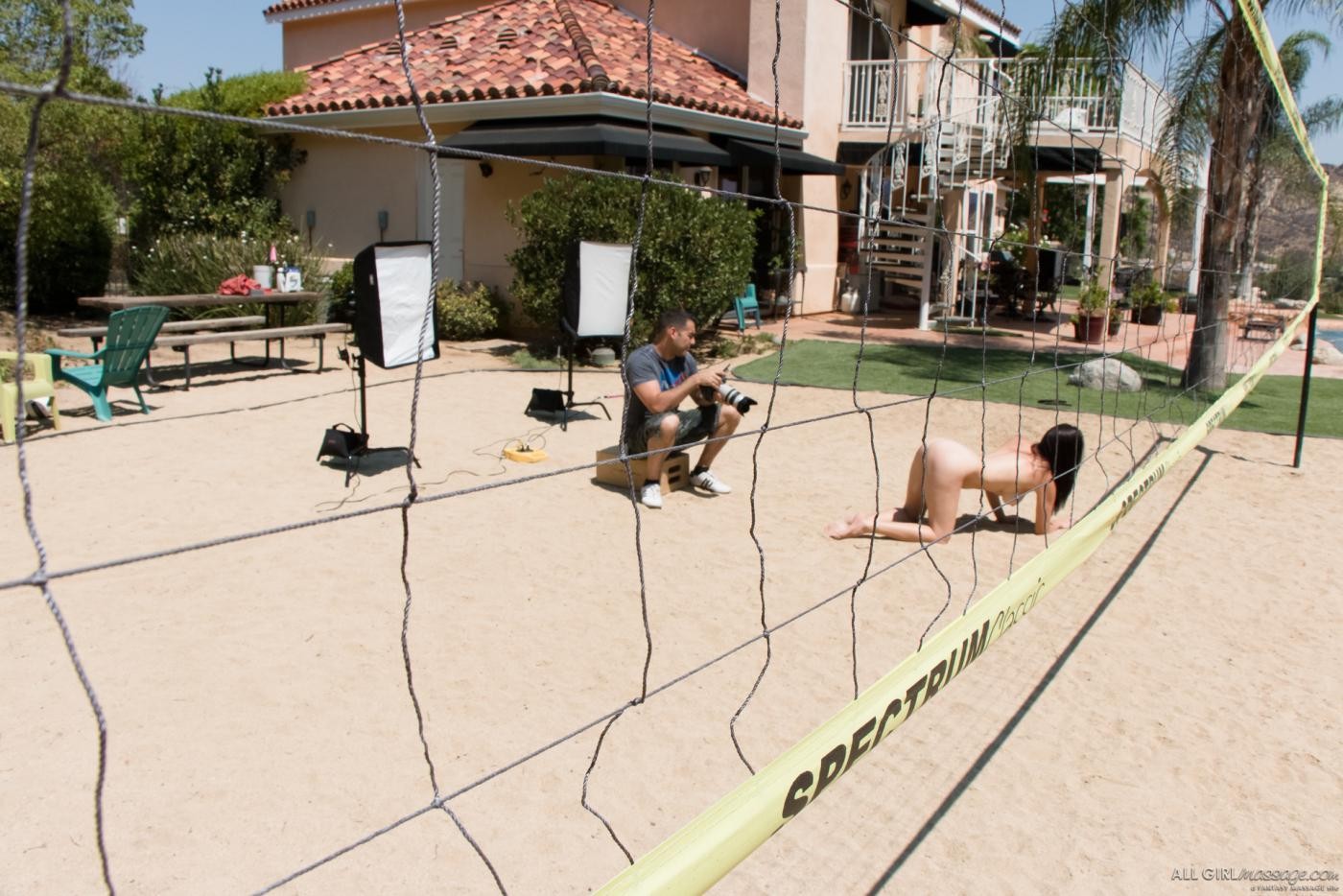 Jelena Jensen et Siri profitent de leur journée au soleil en posant sur le terrain de volley-ball !
 #72338446