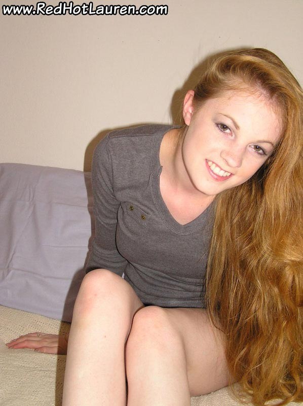 Jeune rousse coquine en strip-tease noir
 #70695408