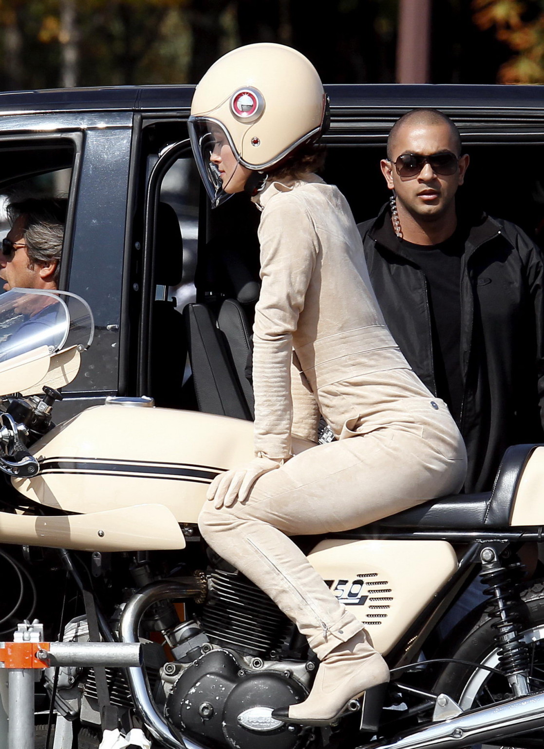 Keira knightley in engem retro-motorradanzug beim dreh eines werbespots in paris
 #75334673