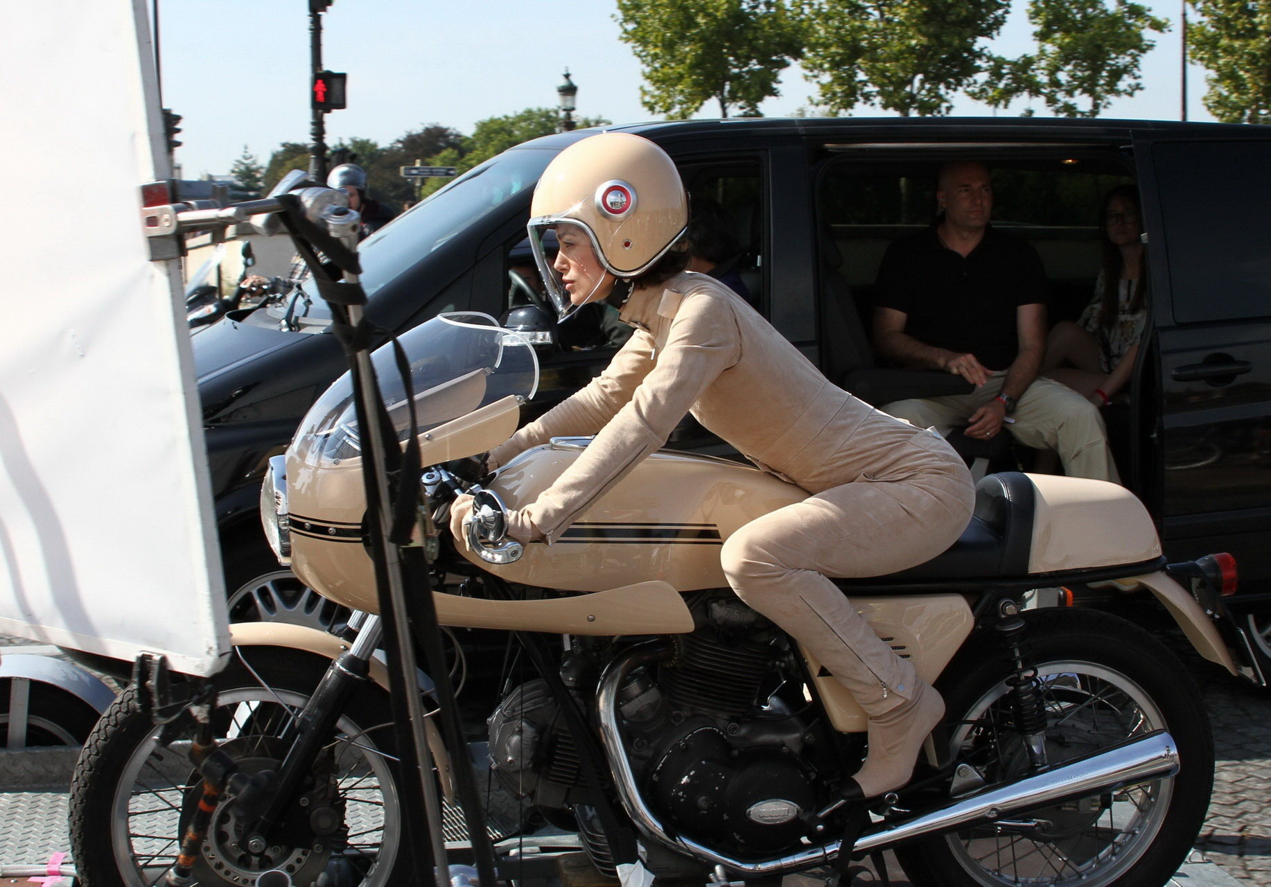 Keira knightley in engem retro-motorradanzug beim dreh eines werbespots in paris
 #75334747