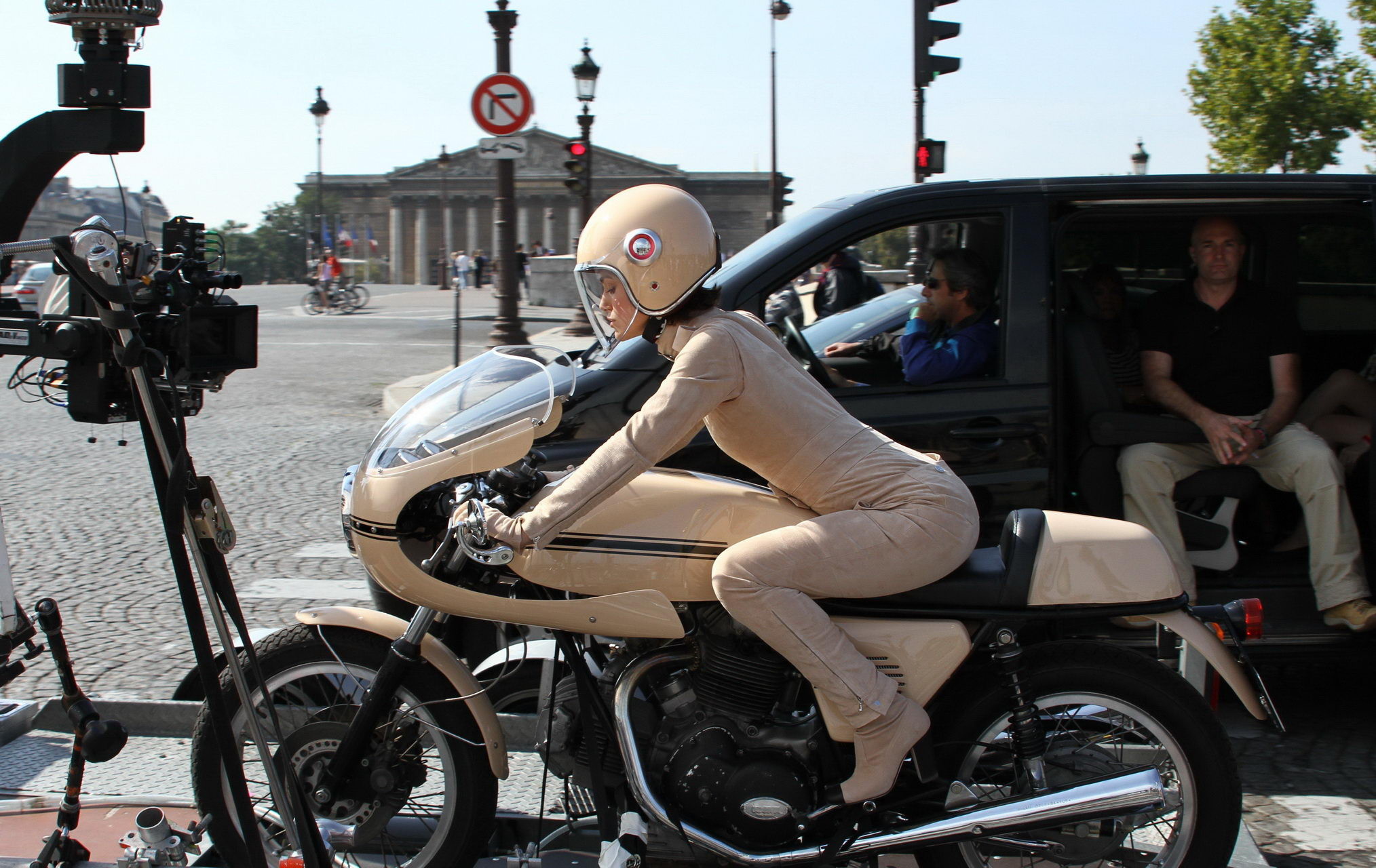 Keira knightley in engem retro-motorradanzug beim dreh eines werbespots in paris
 #75334751