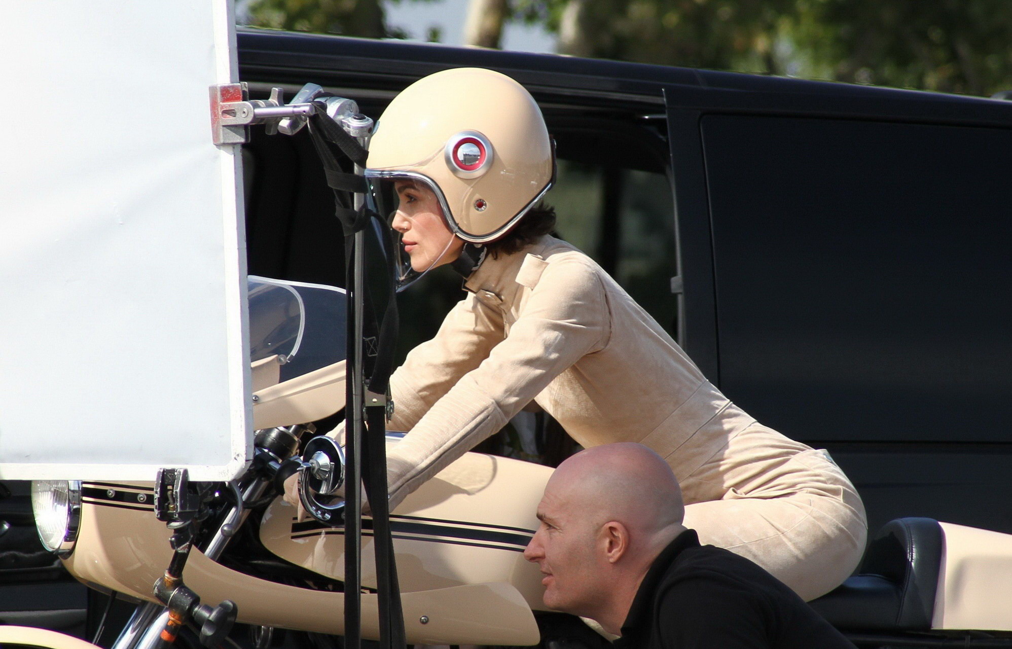 Keira knightley in engem retro-motorradanzug beim dreh eines werbespots in paris
 #75334762