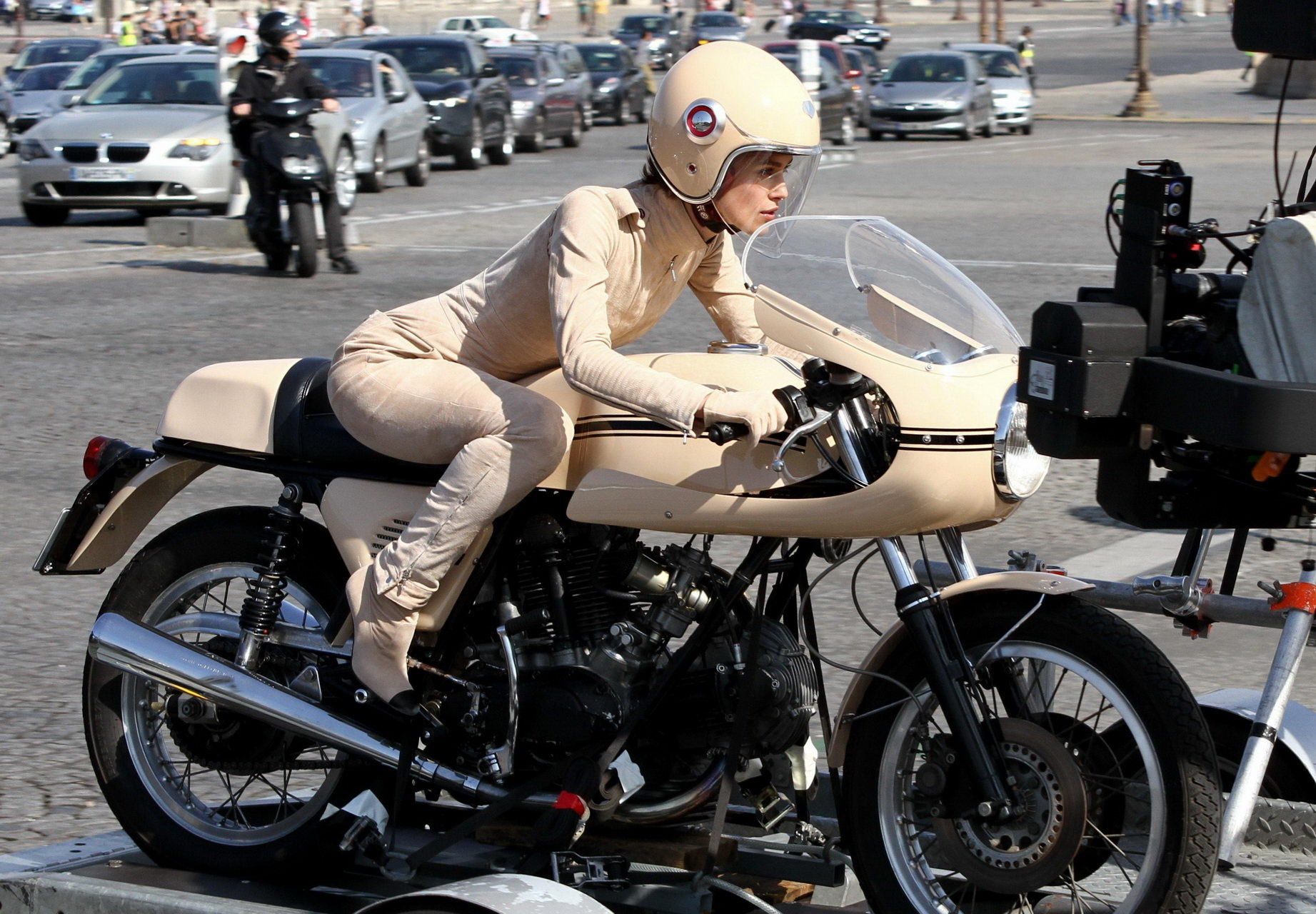 Keira knightley in engem retro-motorradanzug beim dreh eines werbespots in paris
 #75334768