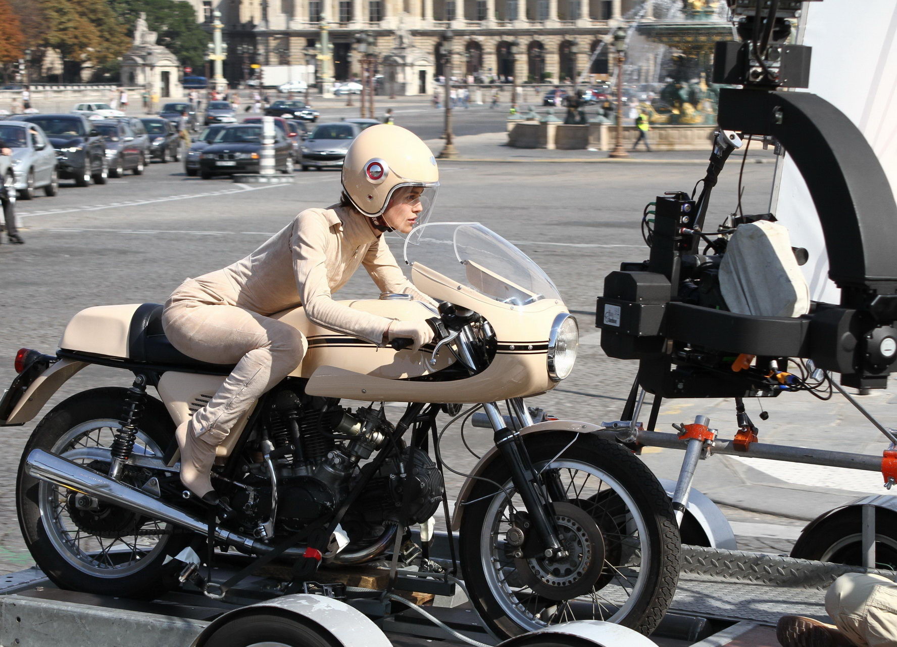 Keira knightley en combinaison de moto rétro moulante pour le tournage d'une publicité à Paris
 #75334777