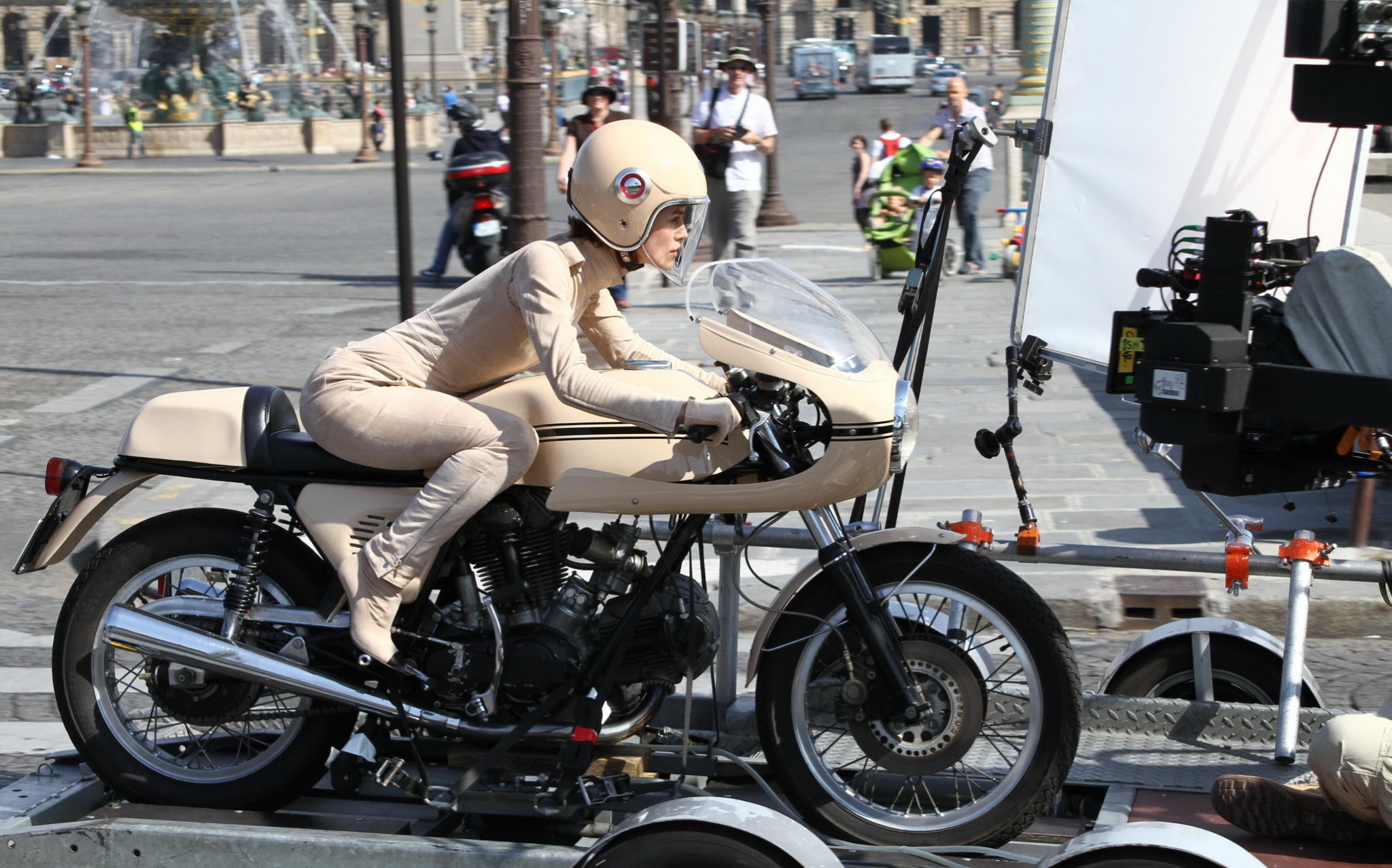 Keira knightley in engem retro-motorradanzug beim dreh eines werbespots in paris
 #75334782