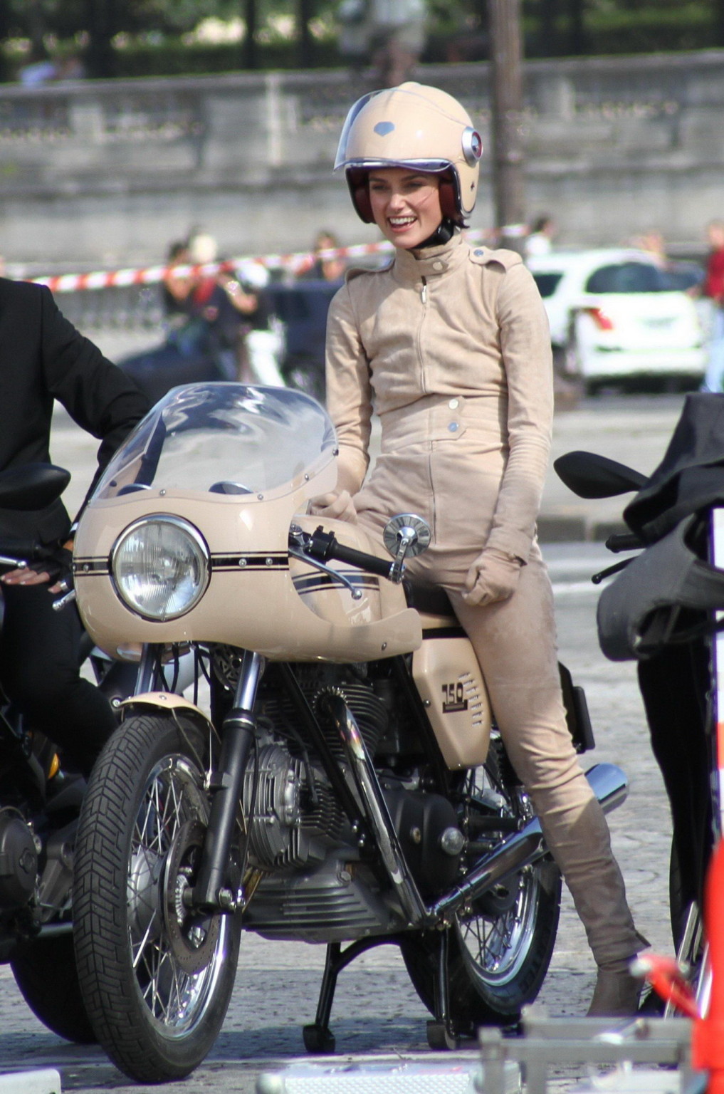 Keira knightley in engem retro-motorradanzug beim dreh eines werbespots in paris
 #75334792