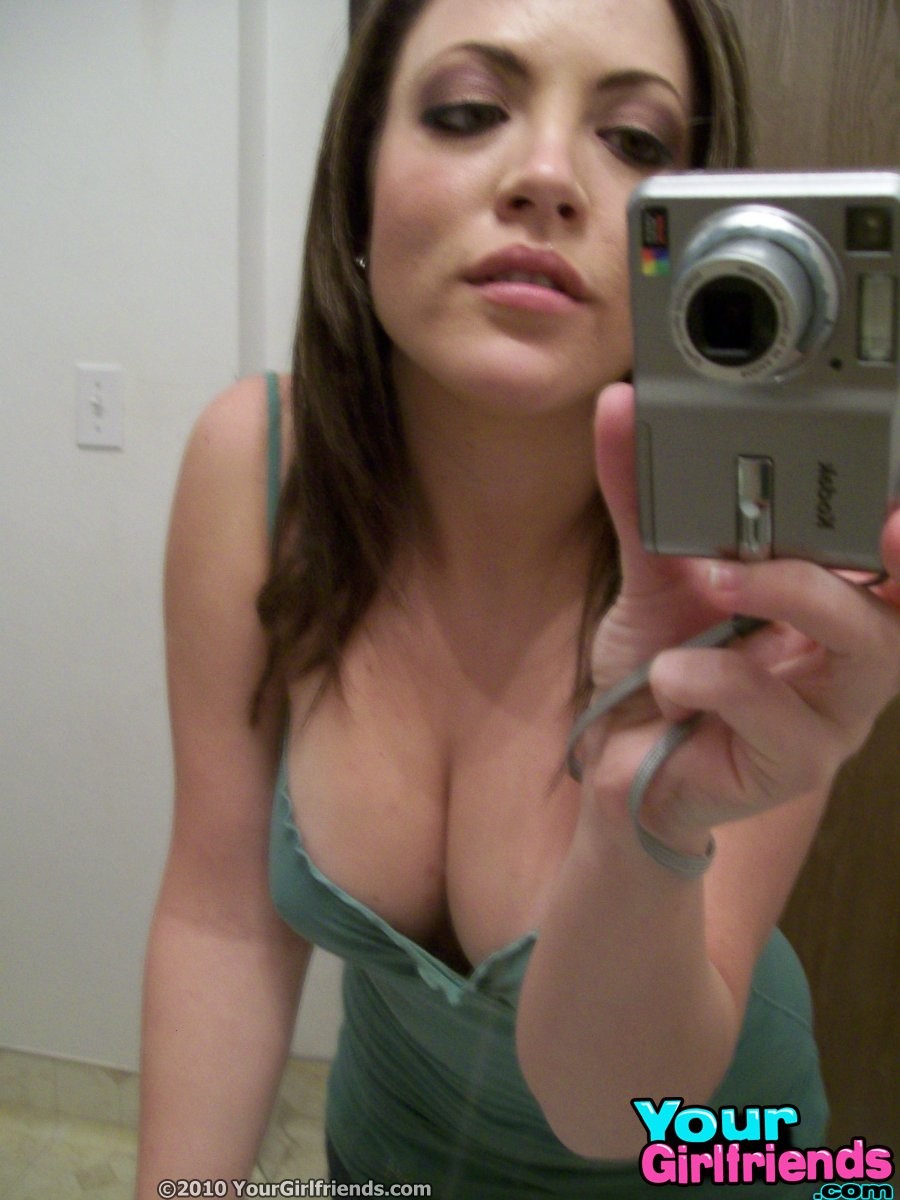 Bella ragazza che guarda afferra la sua cam e scatta foto di figa calda a letto
 #67227198
