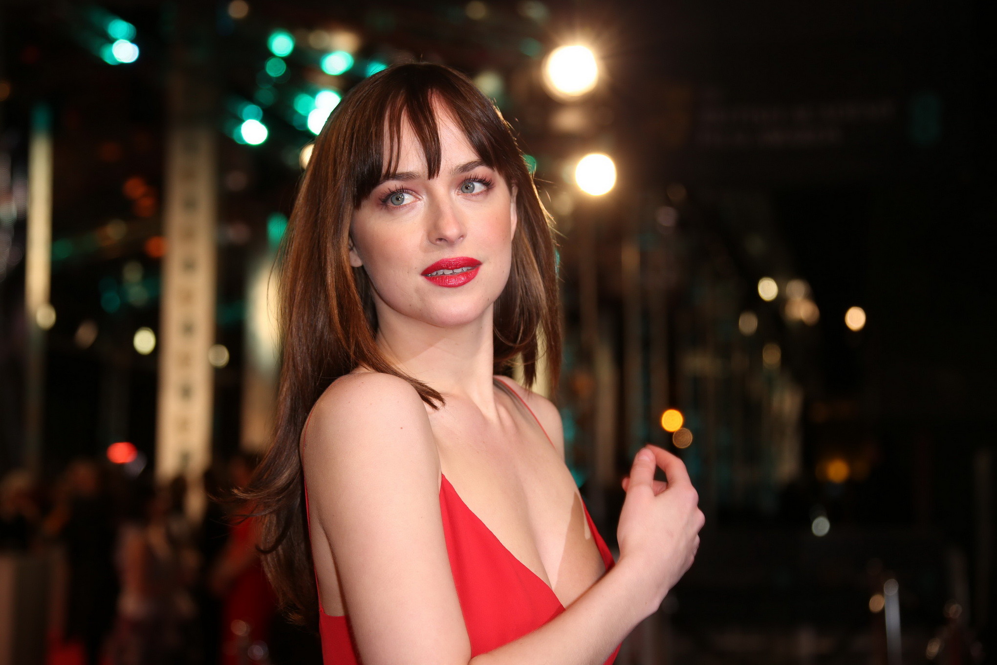 Dakota johnson braless mostrando pokies y enorme escote
 #75146045