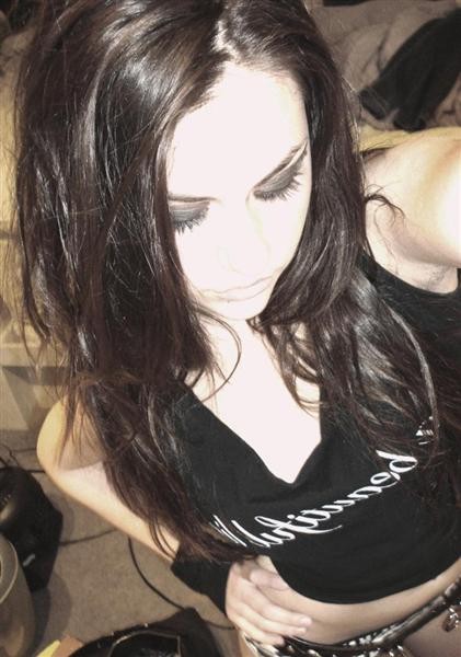 Ragazza emo malvagia che mostra le tette vivaci dei teenager
 #68346078