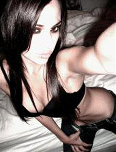 Une copine emo torride exhibant des seins de jeune amateur
 #68346097