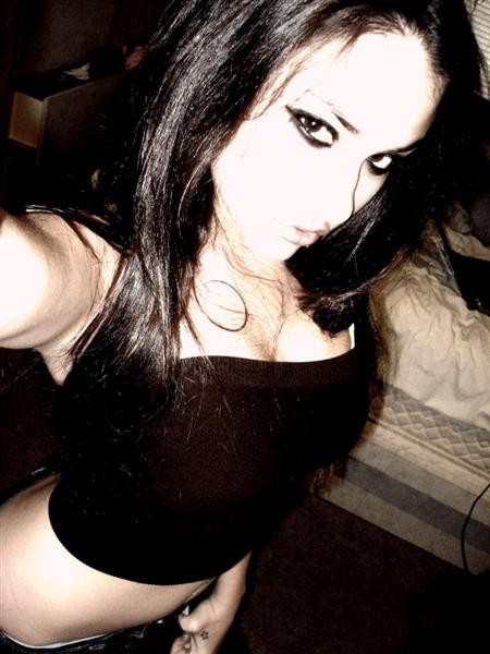 Une copine emo torride exhibant des seins de jeune amateur
 #68346133
