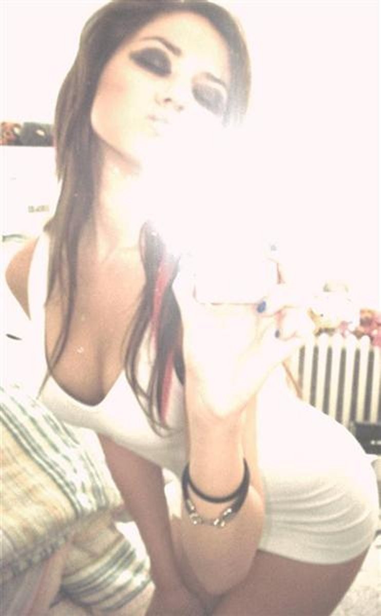 Une copine emo torride exhibant des seins de jeune amateur
 #68346156