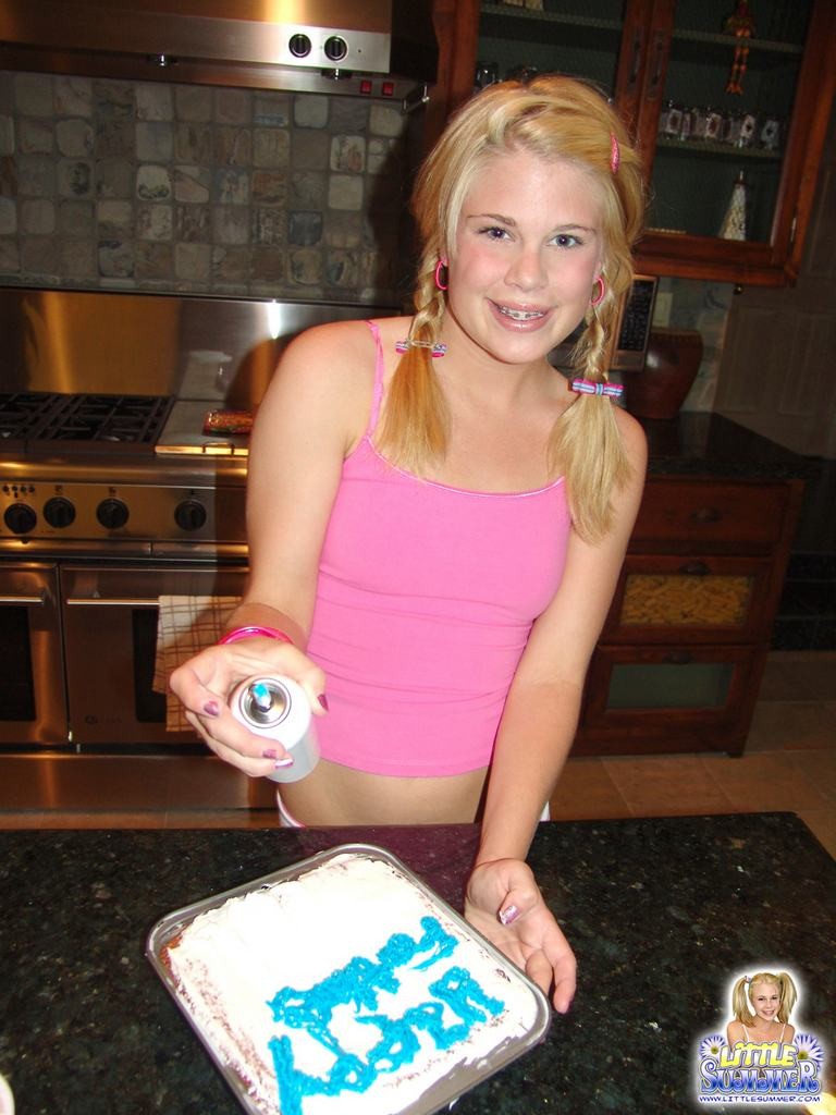 Nackte Achtzehnjährige wird beim Backen eines Kuchens unordentlich
 #78759681