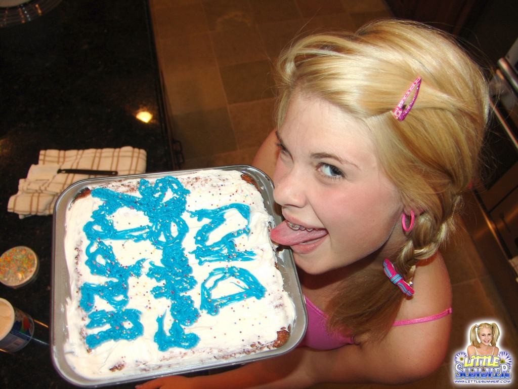 Nackte Achtzehnjährige wird beim Backen eines Kuchens unordentlich
 #78759686