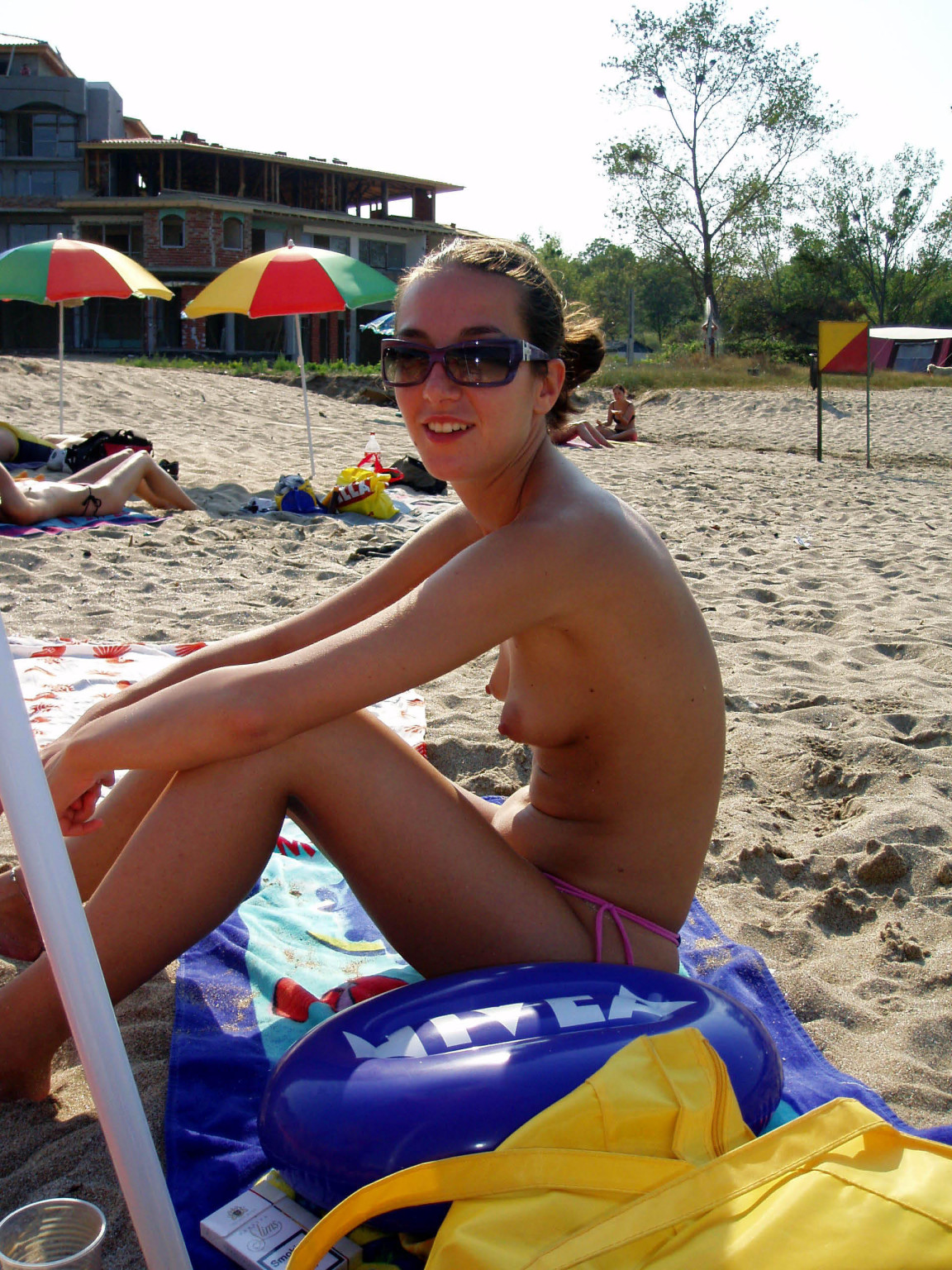 Divertirse es fácil en la playa para dos jóvenes desnudos
 #72249779