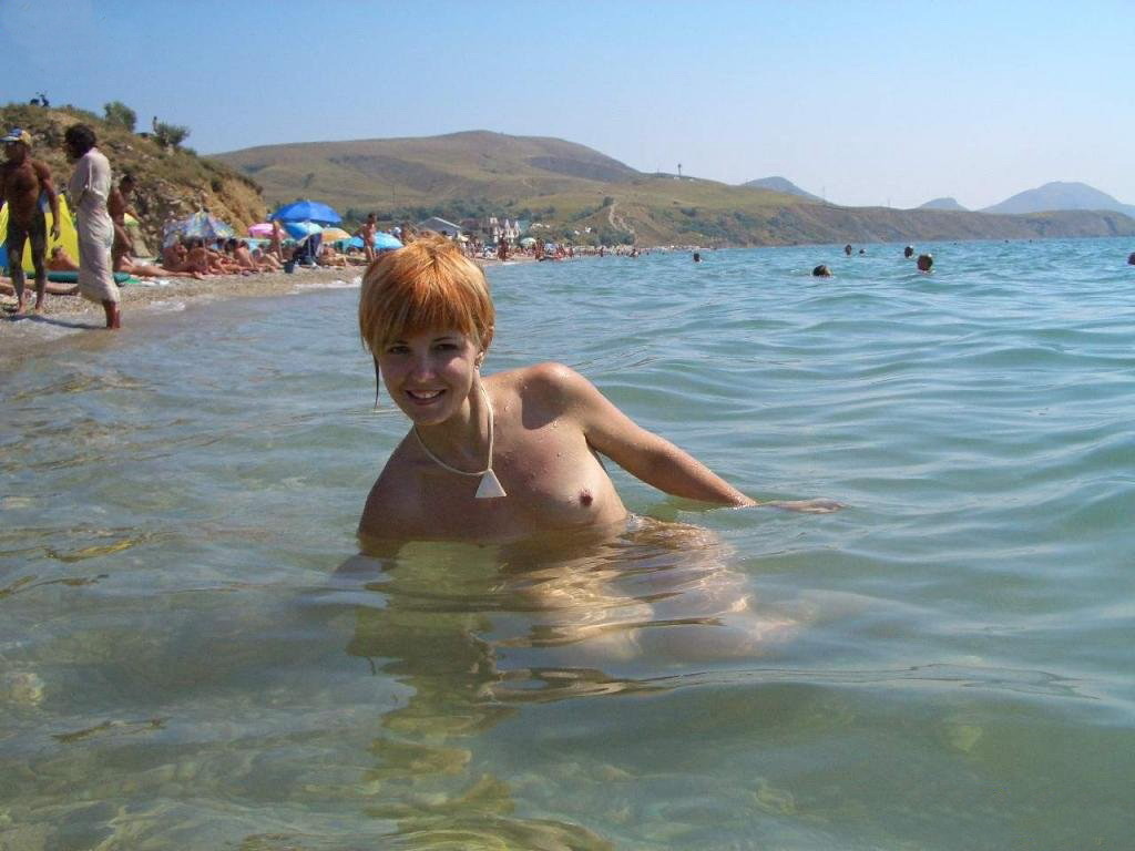 Divertirse es fácil en la playa para dos jóvenes desnudos
 #72249789