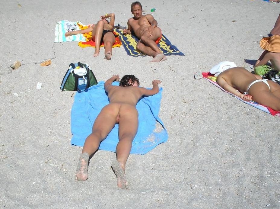 Divertirse es fácil en la playa para dos jóvenes desnudos
 #72249817