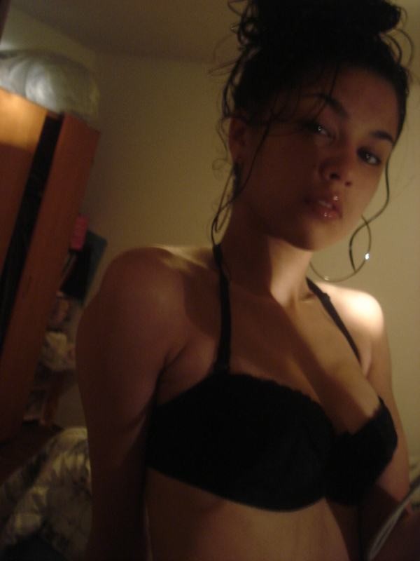 Une petite amie asiatique amateur prend une photo d'elle-même faite maison.
 #69932196