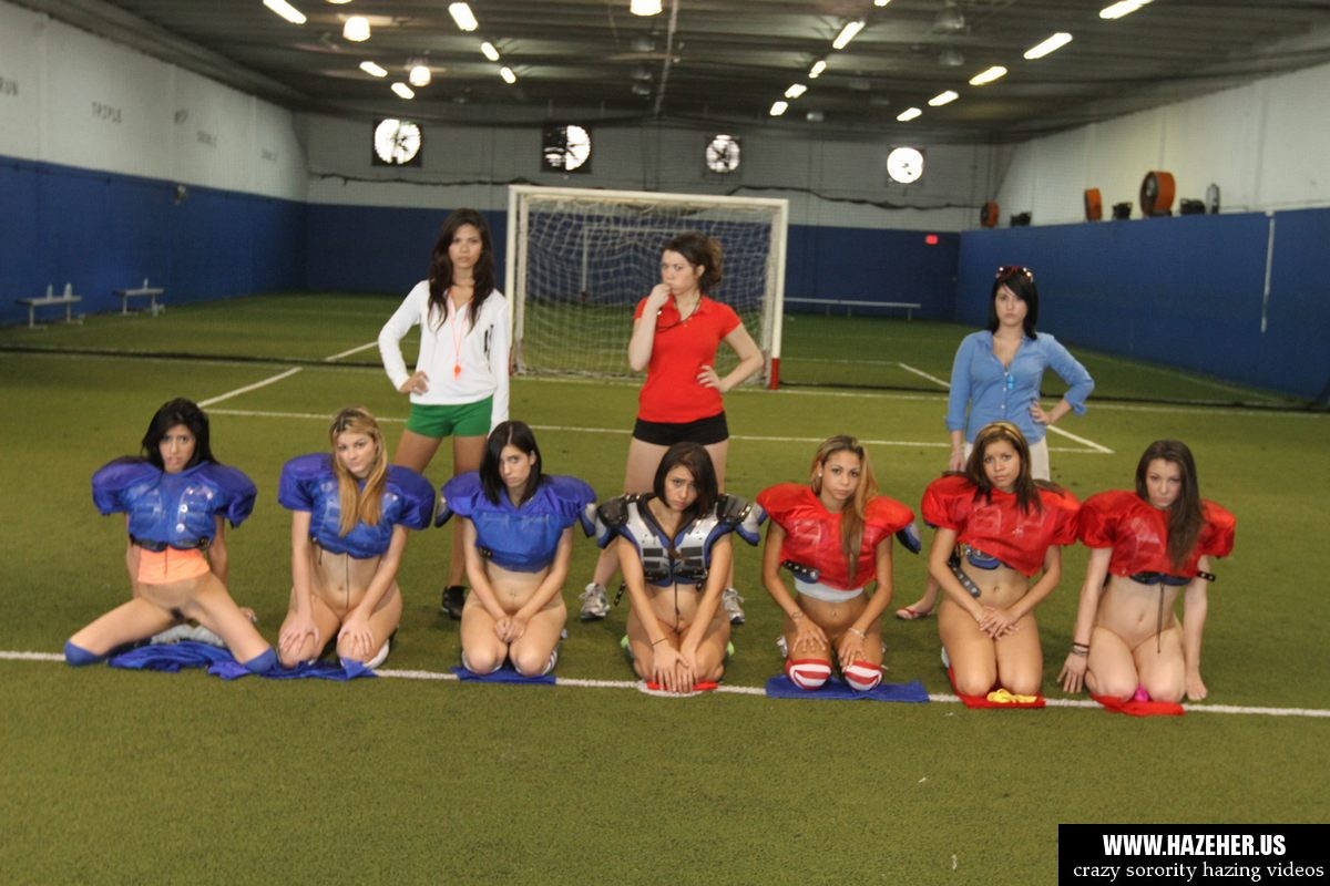 レズビアン・フットボールの試合中に女子学生社交クラブがハザマを作る
 #67074752