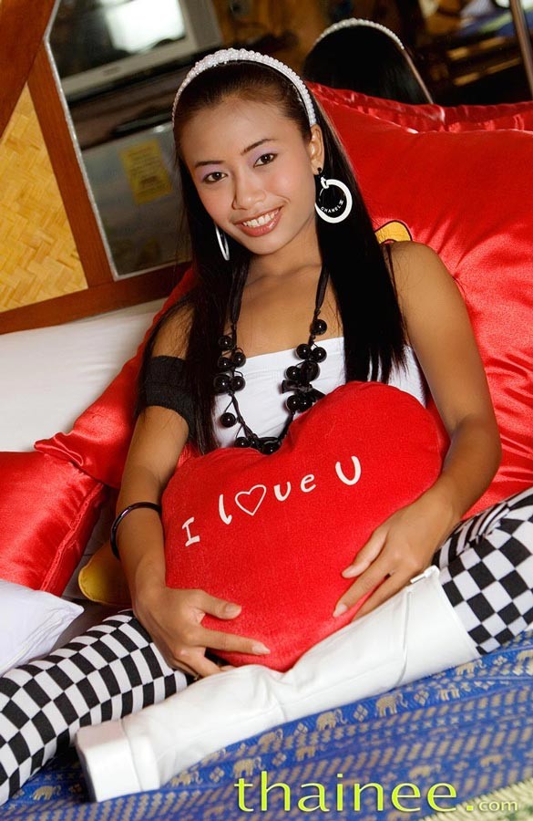 Piccola ragazza thai teenager che cavalca il giocattolo sybian
 #69955651