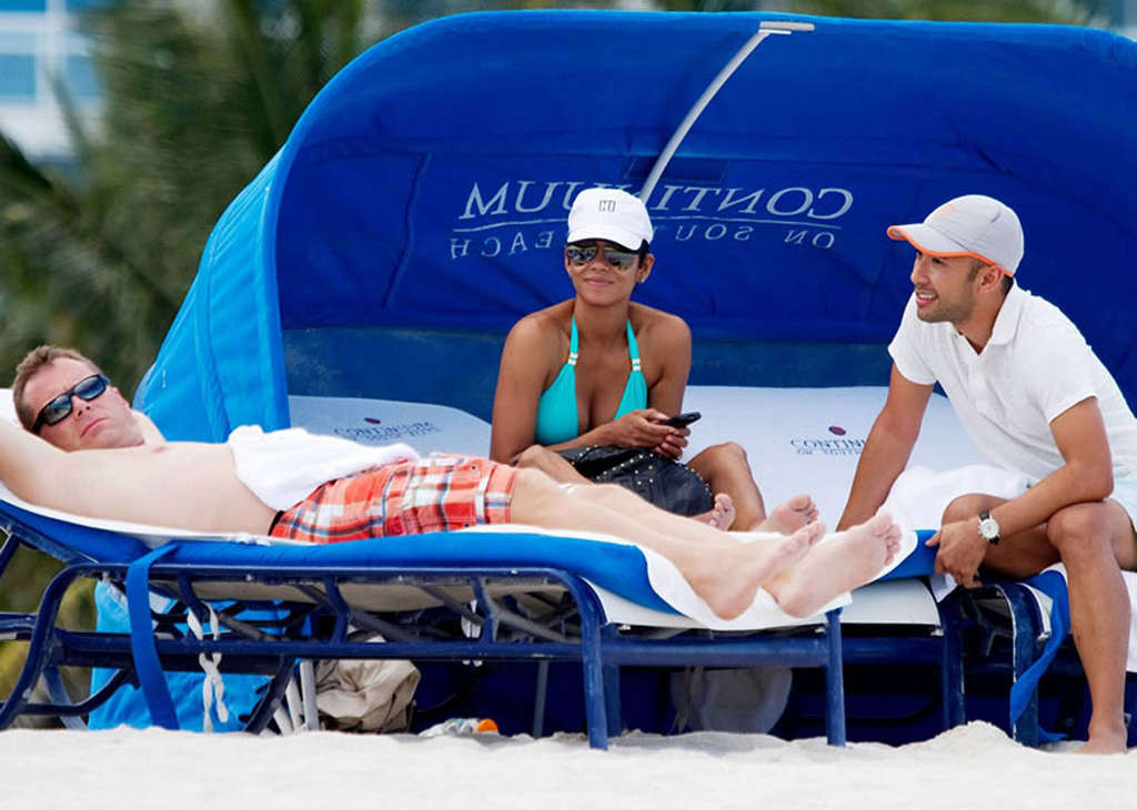 Halle Berry exposant son putain de corps sexy dans une robe transparente sur la plage
 #75347319