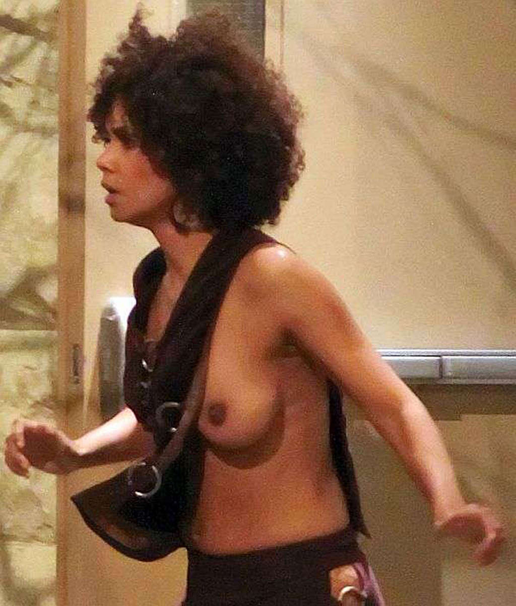 Halle berry、ビーチでシースルーのドレスを着てセクシーな体をさらす
 #75347345