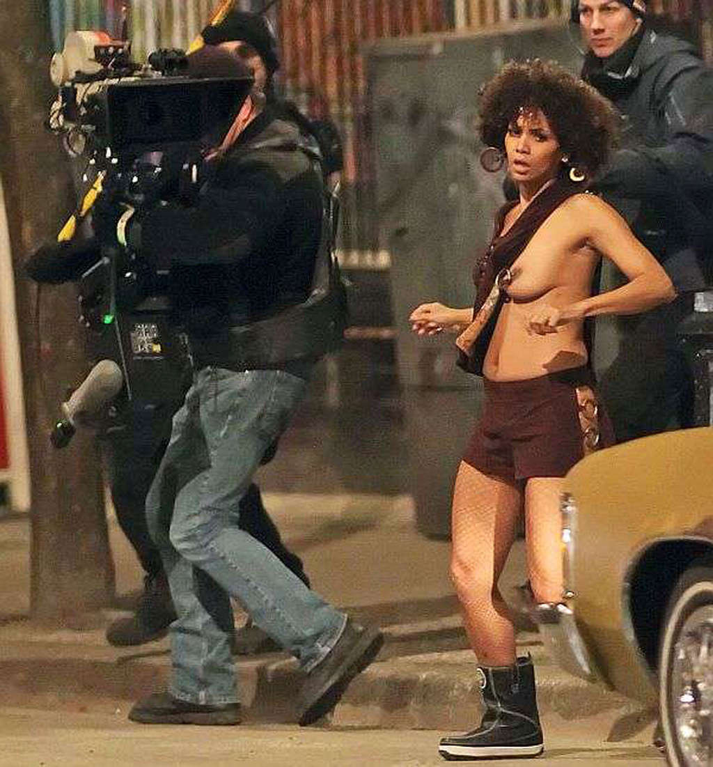 Halle berry entblößt ihren sexy Körper im durchsichtigen Kleid am Strand
 #75347358