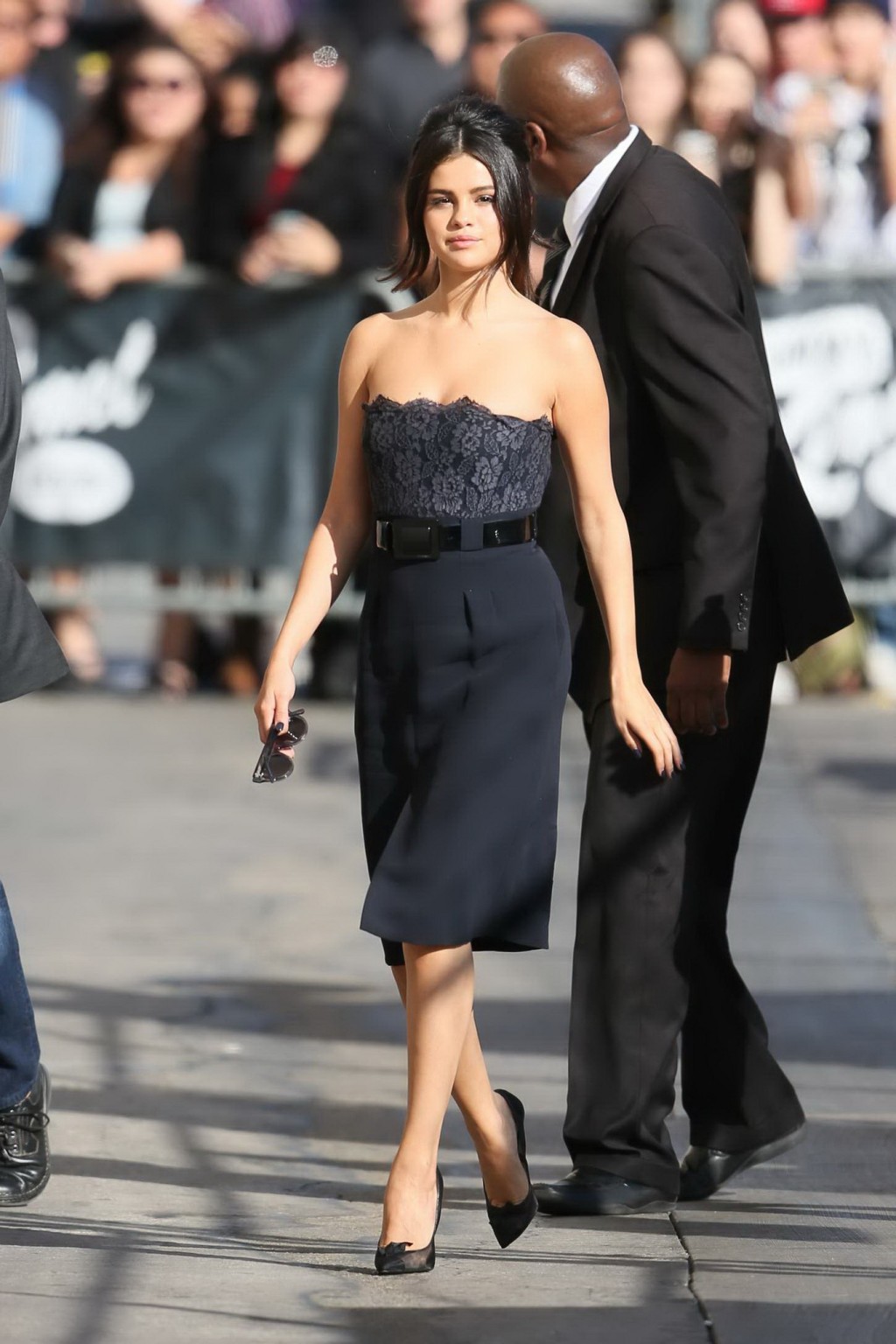 Selena gomez en buste et en jambes dans une robe noire bustier très fendue arrive chez Jimmy.
 #75183708