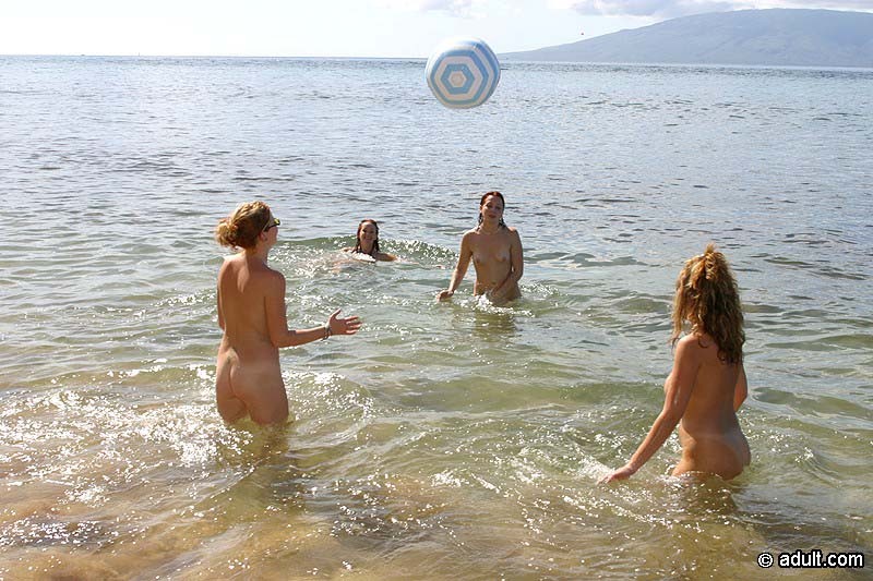 Lesbianas nudistas cachondas jugando y comiendo coños en la playa
 #72314602